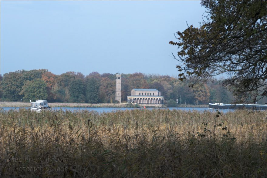 Potsdam. Scarow. Heilandskirche an der Havel.
1. 11. 2009. Brandenburg. Potsdam. Scarow. Potsdam-Sacrow. Heilandskirche an der Havel.
Schlüsselwörter: Brandenburg;Deutschland;Germany;Havel;Heilandskirche;Potsdam;2009;Sacrow