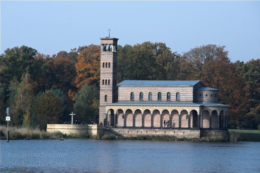 Potsdam. Scarow. Heilandskirche an der Havel.
1. 11. 2009. Brandenburg. Potsdam. Scarow. Potsdam-Sacrow. Heilandskirche an der Havel.
Schlüsselwörter: Brandenburg;Deutschland;Germany;Havel;Heilandskirche;Potsdam;2009;Sacrow