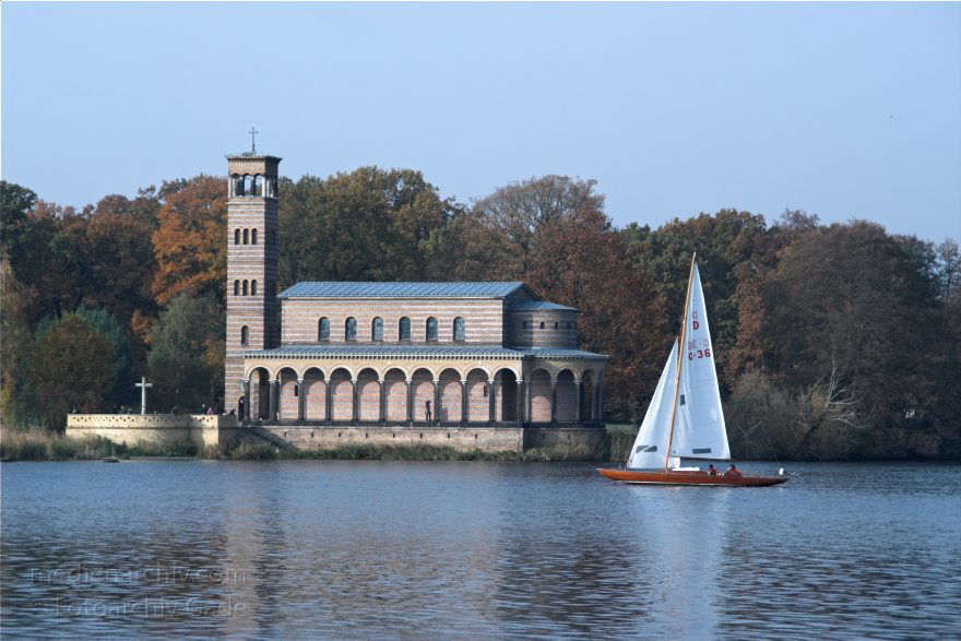 Potsdam. Scarow. Heilandskirche an der Havel.
1. 11. 2009. Brandenburg. Potsdam. Scarow. Heilandskirche an der Havel. Segelboot. segeln
Schlüsselwörter: Boote;Brandenburg;Deutschland;Germany;Havel;Heilandskirche;Potsdam;Sacrow;Segelboot;segeln;2009;Wassersport