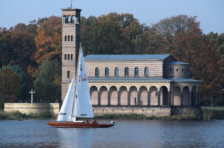 Potsdam. Scarow. Heilandskirche an der Havel.
1. 11. 2009. Brandenburg. Potsdam. Scarow. Heilandskirche an der Havel. Segelboot. segeln
Schlüsselwörter: Boote;Brandenburg;Deutschland;Germany;Havel;Heilandskirche;Potsdam;Sacrow;Segelboot;segeln;2009;Wassersport