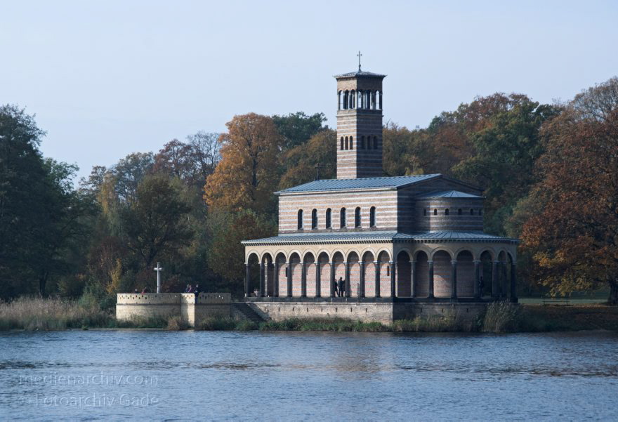 Potsdam. Scarow. Heilandskirche an der Havel.
1. 11. 2009. Brandenburg. Potsdam. Scarow. Potsdam-Sacrow. Heilandskirche an der Havel.
Schlüsselwörter: Brandenburg;Deutschland;Germany;Havel;Heilandskirche;Potsdam;2009;Sacrow