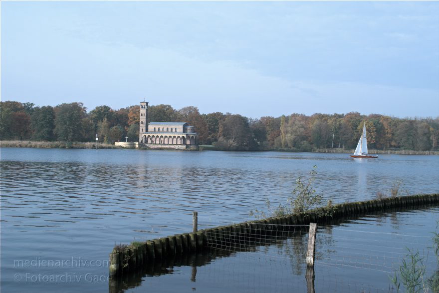 Potsdam. Scarow. Heilandskirche an der Havel.
1. 11. 2009. Brandenburg. Potsdam. Scarow. Potsdam-Sacrow. Heilandskirche an der Havel.
Schlüsselwörter: Brandenburg;Deutschland;Germany;Havel;Heilandskirche;Potsdam;2009;Sacrow