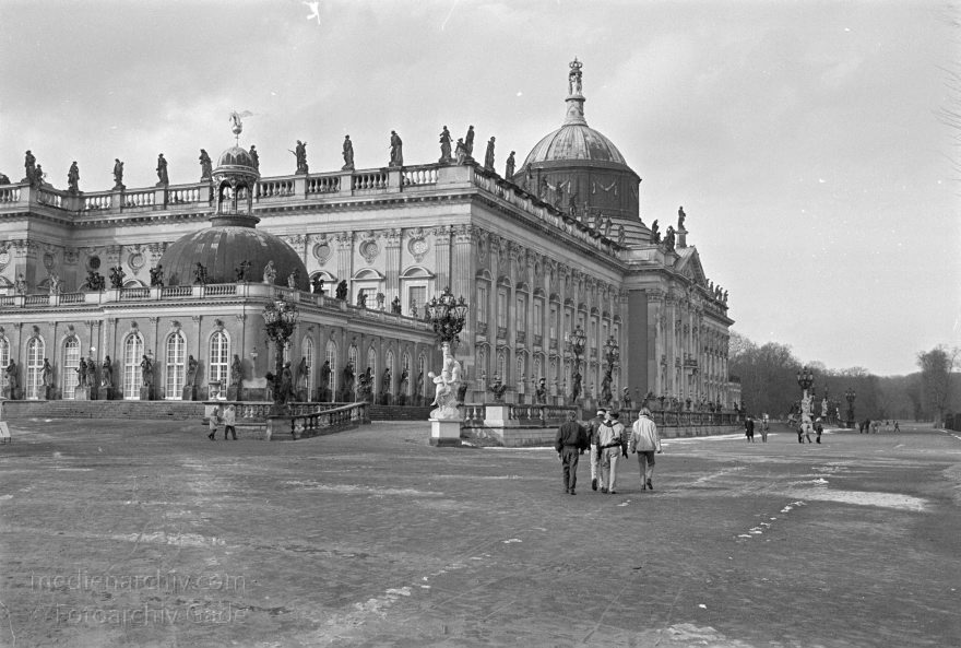 Potsdam. Neues Palais im Park Sanssouci
1993. Brandenburg. Potsdam. Neues Palais im Park Sanssouci. Bau von 1763 bis 1769 unter Friedrich dem Großen für Gäste des Hofes
Schlüsselwörter: Brandenburg;Deutschland;Germany;Neues Palais;Park Sanssouci;Potsdam;1993;Schloss