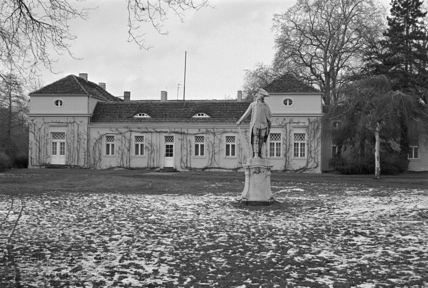 Potsdam. Park Sanssouci. Denkmal Friedrich der Große
28. 2. 1993. Brandenburg. Potsdam. Park Sanssouci. Denkmal Friedrich der Große, Alter Fritz, Friedrich II.
Schlüsselwörter: Alter Fritz;Brandenburg;Denkmal;Deutschland;Friedrich der Große;Germany;Park Sanssouci;1993;Potsdam;Friedrich II