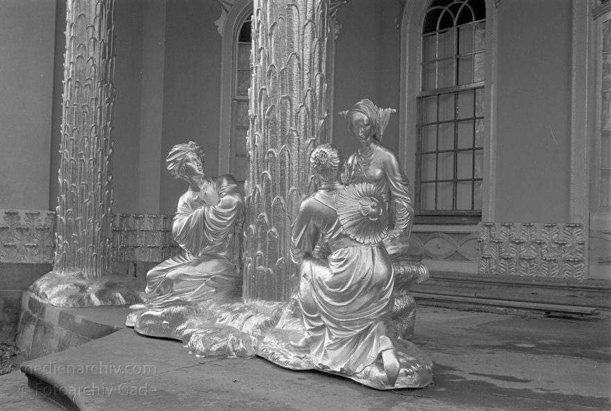 Potsdam. Das Chinesische Haus oder Chinesische Teehaus ist ein Gartenpavillon im Park Sanssouci.
28. 2. 1993. Brandenburg. Potsdam. Das Chinesische Haus oder Chinesische Teehaus ist ein Gartenpavillon im Park Sanssouci. Vergoldete Figuren. Bau: 1755 bis 1764
Schlüsselwörter: Brandenburg;Deutschland;Germany;Park Sanssouci;1993;Potsdam