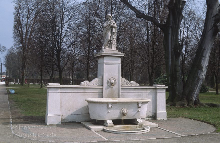 Potsdam. Park Sanssouci. Brunnen
1993. Brandenburg. Potsdam. Park Sanssouci. Brunnen
Schlüsselwörter: Brandenburg;Brunnen;Deutschland;Germany;Park Sanssouci;1993;Potsdam