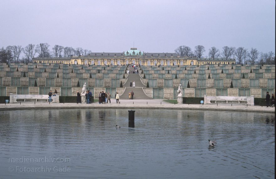 Potsdam. Park Sanssouci. Schloss Sanssouci
1993. Brandenburg. Potsdam. Park Sanssouci. Schloss Sanssouci
Schlüsselwörter: Brandenburg;Deutschland;Germany;Park Sanssouci;Potsdam;Sanssouci;Schloss;1993;Schloss Sanssouci