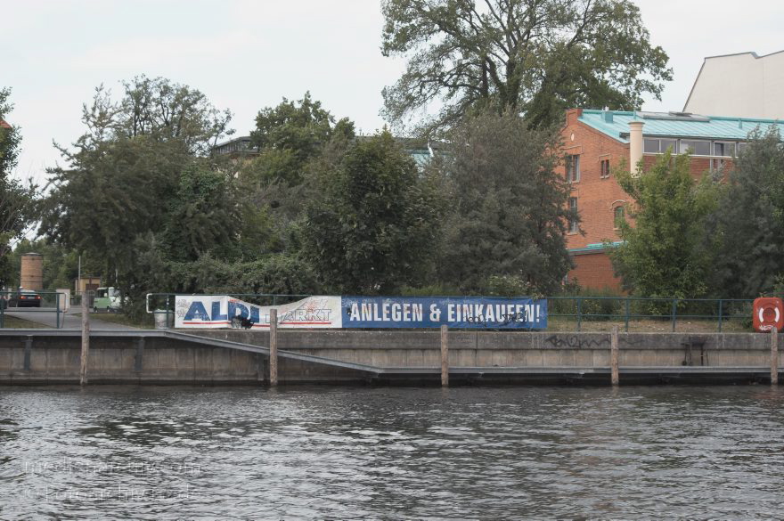 Potsdam. Havel. Tiefer See. Anlegestelle für Sportboote bei Aldi.
25. 6. 2011. Brandenburg. Potsdam. Havel. Tiefer See. Anlegestelle für Sportboote bei Aldi. Liegeplatz
Schlüsselwörter: Aldi;Anlegestelle;Brandenburg;Deutschland;Germany;Havel;Potsdam;2011;Tiefer See