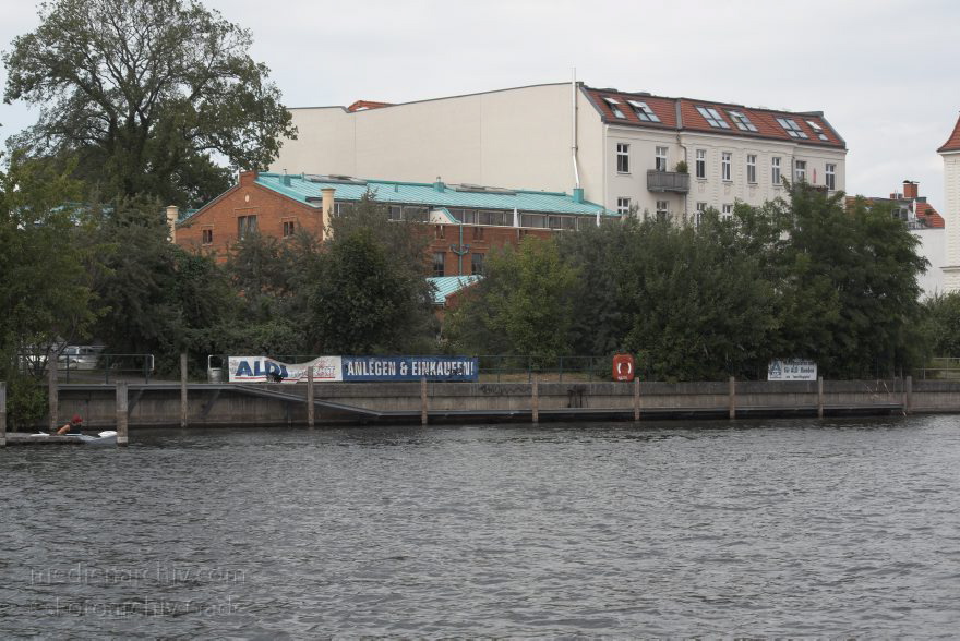 Potsdam. Havel. Tiefer See. Anlegestelle für Sportboote bei Aldi.
25. 6. 2011. Brandenburg. Potsdam. Havel. Tiefer See. Anlegestelle für Sportboote bei Aldi. Liegeplatz
Schlüsselwörter: Aldi;Anlegestelle;Brandenburg;Deutschland;Germany;Havel;Potsdam;2011;Tiefer See