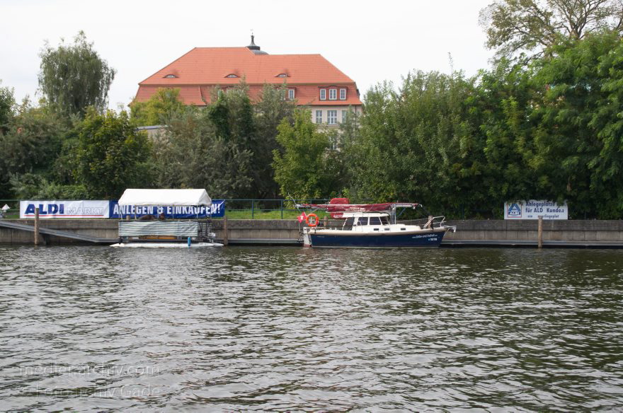 Potsdam. Havel. Anlegestelle bei Aldi. Boote.
23. 8. 2011. Brandenburg. Potsdam. Havel. Anlegestelle bei Aldi. Boote.  Tiefer See
Schlüsselwörter: Aldi;Anlegestelle;Brandenburg;Deutschland;Germany;Havel;Potsdam;2011;Tiefer See