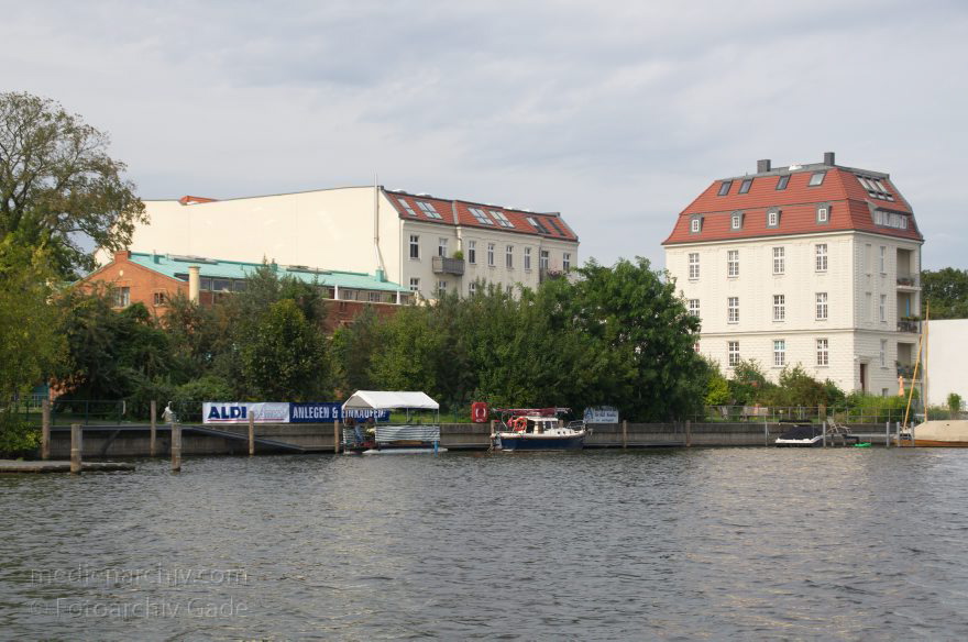 Potsdam. Havel. Anlegestelle bei Aldi. Boote.
23. 8. 2011. Brandenburg. Potsdam. Havel. Anlegestelle bei Aldi. Boote. Tiefer See
Schlüsselwörter: Aldi;Anlegestelle;Brandenburg;Deutschland;Germany;Havel;Potsdam;2011;Tiefer See