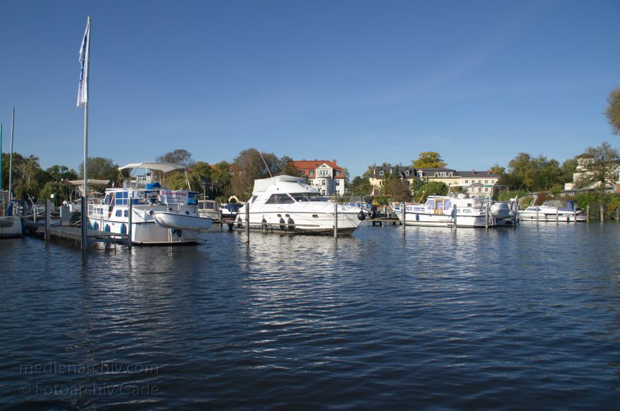 Potsdam. Havel. Tiefer See. Marina. Bootsliegeplatz. Motorboote.
15. 10. 2011. Brandenburg. Potsdam. Havel. Tiefer See. Marina. Bootsliegeplatz. Motorboote.
Schlüsselwörter: Boote;Brandenburg;Deutschland;Germany;Marina;Motorboote;Potsdam;2011;Tiefer See
