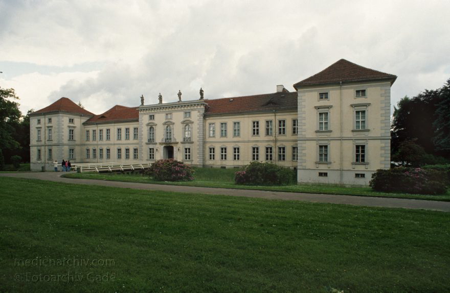 Brandenburg. Schloß Rheinsberg.
Juni 1994. Brandenburg. Schloß Rheinsberg.
Schlüsselwörter: Brandenburg;Deutschland;Germany;Rheinsberg;Schloss Rheinsberg;1994;Schloß Rheinsberg