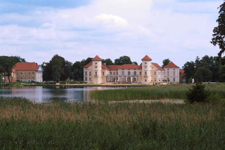 Brandenburg. Rheinsberg. Schloss
Juli 1998. Deutschland. Brandenburg. Rheinsberg. Schloss
Schlüsselwörter: Deutschland;Germany;Rheinsberg;1998;Brandenburg;Schloss