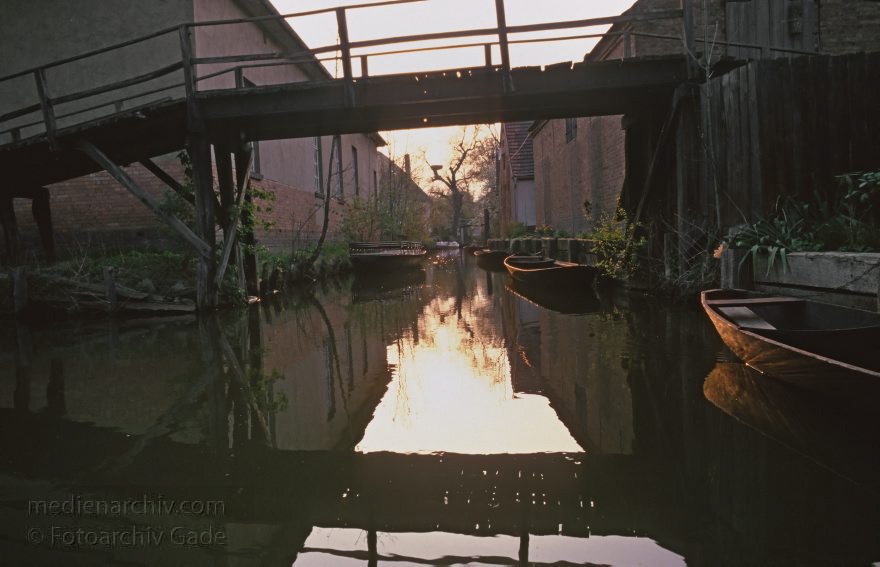 Brandenburg. Spreewald. Fließe bei Lübbenau.
April 1994. Brandenburg. Spreewald. Fließe bei Lübbenau.
Schlüsselwörter: Boote;Brandenburg;Deutschland;Fließe;Germany;Kahn;Lübbenau;Spreewald;1994;Spreewaldkahn