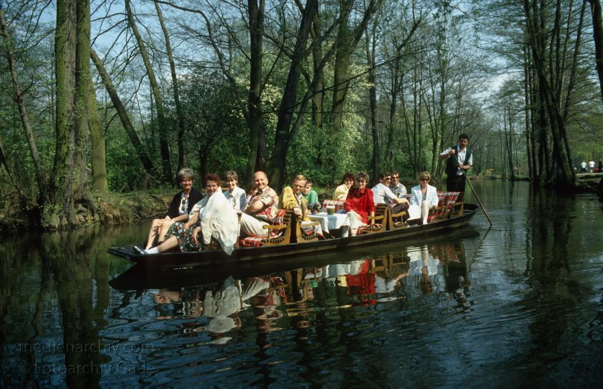 Brandenburg. Spreewald. Fließe bei Lübbenau.
April 1994. Brandenburg. Spreewald. Fließe bei Lübbenau.
Schlüsselwörter: Boote;Brandenburg;Deutschland;Fließe;Germany;Kahn;Lübbenau;Spreewald;1994;Spreewaldkahn
