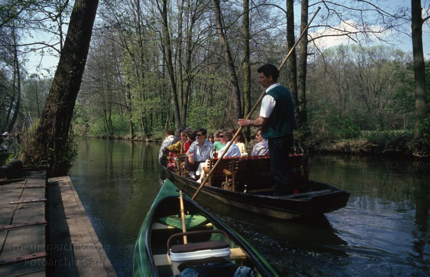 Brandenburg. Spreewald. Fließe bei Lübbenau.
April 1994. Brandenburg. Spreewald. Fließe bei Lübbenau.
Schlüsselwörter: Boote;Brandenburg;Deutschland;Fließe;Germany;Kahn;Lübbenau;Spreewald;1994;Spreewaldkahn