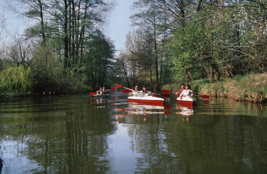 Brandenburg. Spreewald. Fließe bei Lübbenau.
April 1994. Brandenburg. Spreewald. Fließe bei Lübbenau. Kanu. Kajak. Boote. Wassersport
Schlüsselwörter: Boote;Brandenburg;Deutschland;Fließe;Germany;Kajak;Kanu;Lübbenau;Spreewald;1994;Wassersport