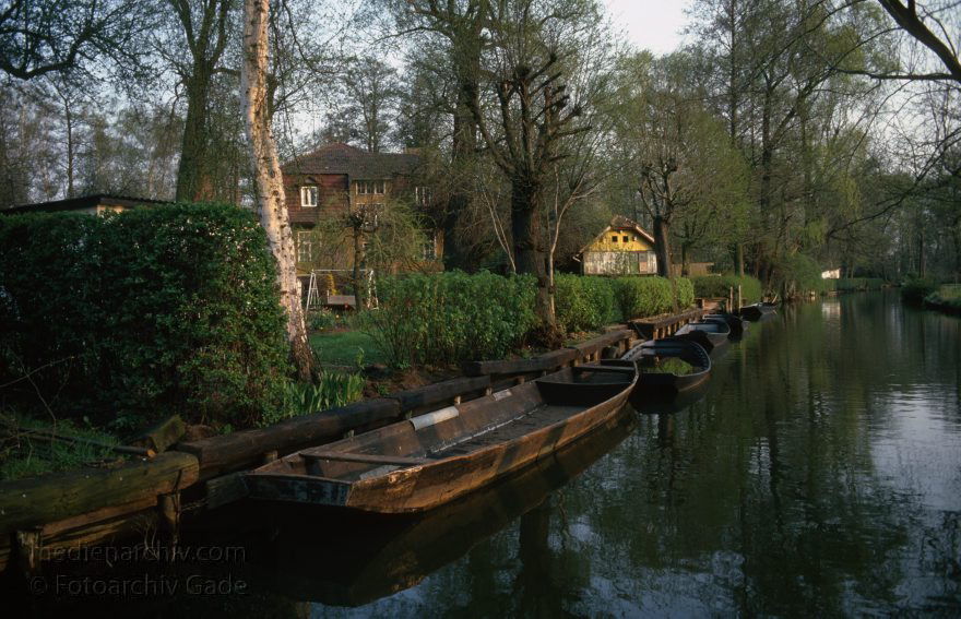 Brandenburg. Spreewald. Fließe bei Lübbenau.
April 1994. Brandenburg. Spreewald. Fließe bei Lübbenau. Spreewaldkahn
Schlüsselwörter: Boote;Brandenburg;Deutschland;Fließe;Germany;Kahn;Lübbenau;Spreewald;1994;Spreewaldkahn