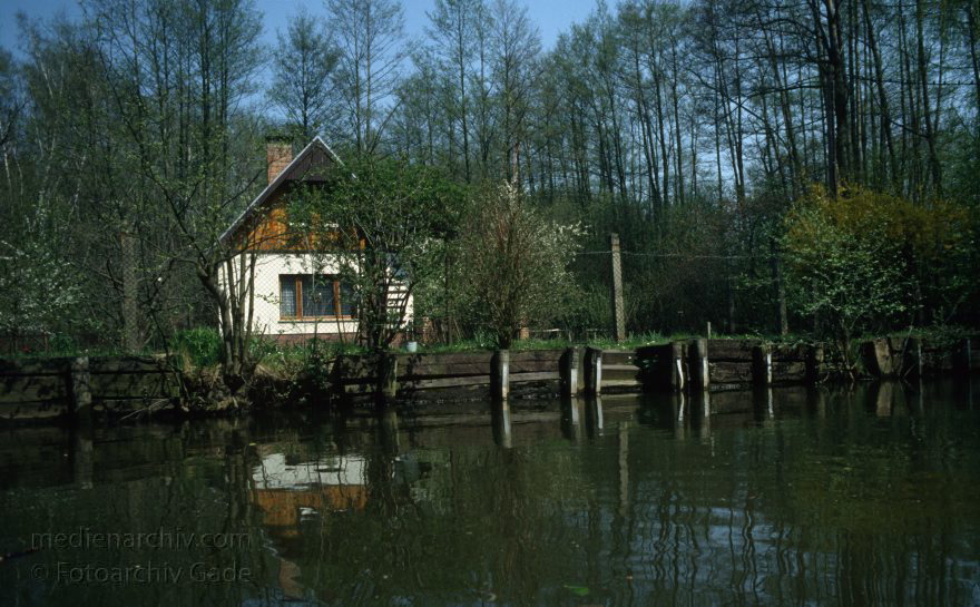 Brandenburg. Spreewald. Fließe bei Lübbenau.
April 1994. Brandenburg. Spreewald. Fließe bei Lübbenau.
Schlüsselwörter: Brandenburg;Deutschland;Fließe;Germany;Lübbenau;1994;Spreewald