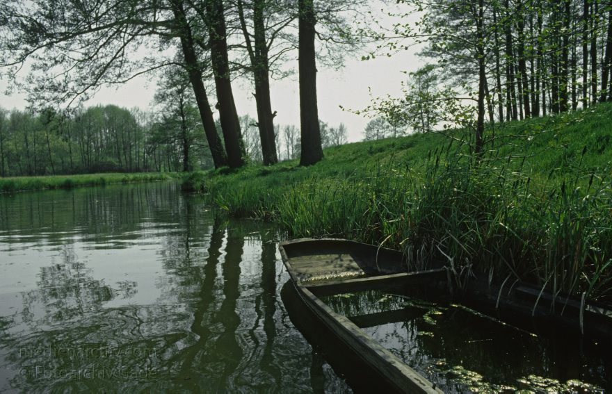 Brandenburg. Spreewald. Fließe bei Lübbenau.
April 1994. Brandenburg. Spreewald. Fließe bei Lübbenau. Spreewaldkahn
Schlüsselwörter: Boote;Brandenburg;Deutschland;Fließe;Germany;Kahn;Lübbenau;Spreewald;1994;Spreewaldkahn