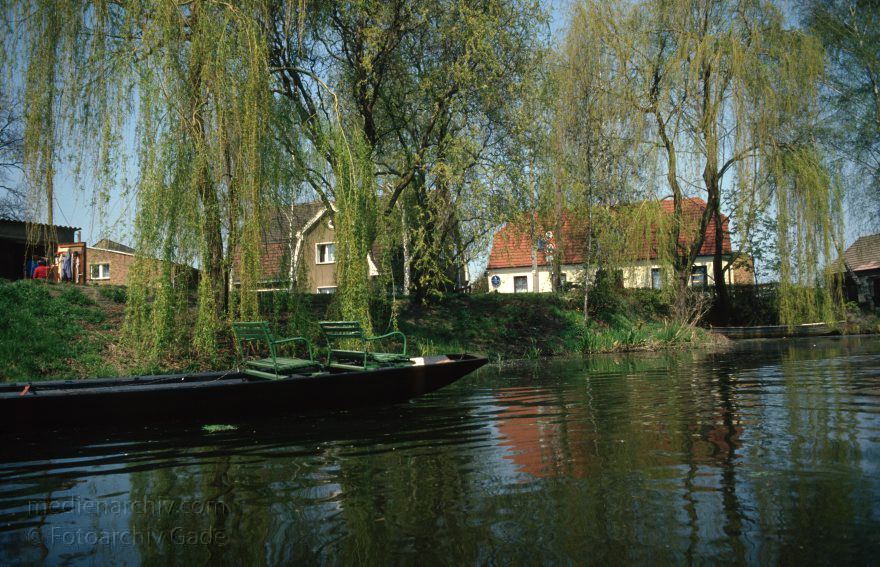 Brandenburg. Spreewald. Fließe bei Lübbenau.
April 1994. Brandenburg. Spreewald. Fließe bei Lübbenau.
Schlüsselwörter: Boote;Brandenburg;Deutschland;Fließe;Germany;Kahn;Lübbenau;Spreewald;1994;Spreewaldkahn