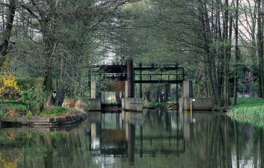 Brandenburg. Spreewald. Fließe bei Lübbenau. Schleuse
April 1994. Brandenburg. Spreewald. Fließe bei Lübbenau. Schleuse
Schlüsselwörter: Brandenburg;Deutschland;Fließe;Germany;Lübbenau;Schleuse;1994;Spreewald