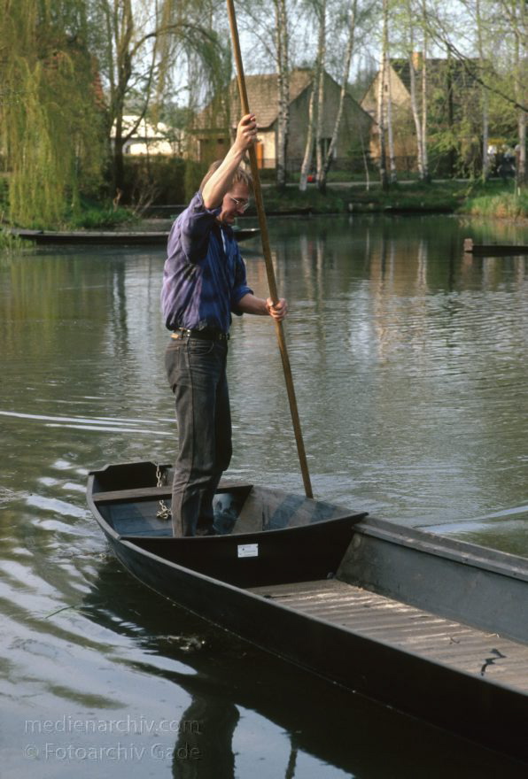 Brandenburg. Spreewald. Fließe bei Lübbenau.
April 1994. Brandenburg. Spreewald. Fließe bei Lübbenau. Ludger Wimberg staakt einen Kahn mit einem Rudel.
Schlüsselwörter: Boote;Brandenburg;Deutschland;Fließe;Germany;Kahn;Lübbenau;Spreewald;Spreewaldkahn;1994;Wimberg, Ludger