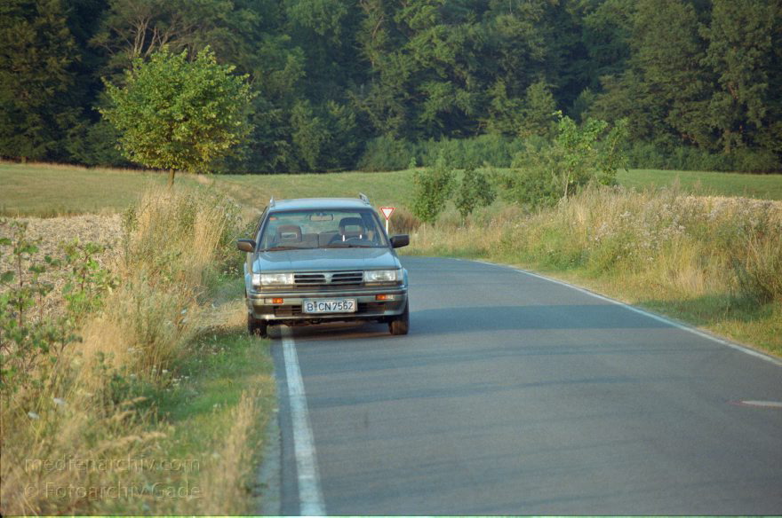 Brandenburg. Landschaft. Landwirtschaft. Felder. Getreide
August 1999. Brandenburg. Landschaft. Nissan Bluebird von Thomas Gade
Schlüsselwörter: Brandenburg;Deutschland;Felder;Germany;Getreidefeld;Landschaft;Landwirtschaft;1999;Uckermark