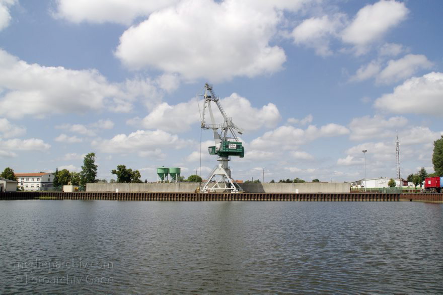 Brandenburg. Veltener Stichkanal. Bundeswasserstraße im Bundesland Brandenburg
4. 7. 2012. Brandenburg. Veltener Stichkanal. Bundeswasserstraße im Bundesland Brandenburg. Hafen von Velten
Schlüsselwörter: Brandenburg;Deutschland;Germany;Hafen;Kran;Pier;Stichkanal;Velten;2012;Wasserstraße