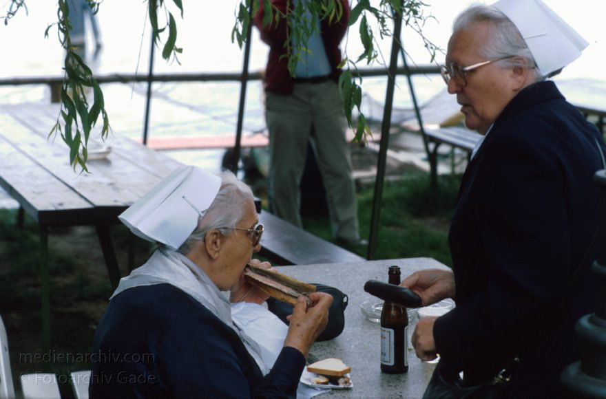 Brandenburg. Werder. Fluss Havel. Nonne. Ordensschwester im Restaurant Arielle
Mai 1995. Deutschland. Brandenburg. Werder. Nonne. Ordensschwester im Restaurant Arielle
Schlüsselwörter: Arielle;Brandenburg;Deutschland;Germany;Nonne;Ordensschwester;Restaurant;1995;Werder