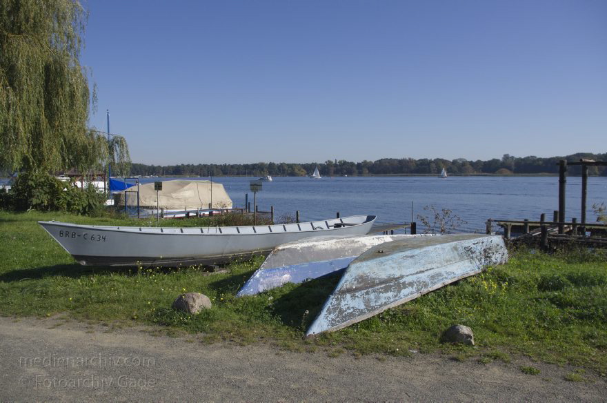Brandenburg. Werder. Fischerboote am Fluss Havel.
2. 10. 2011. Brandenburg. Werder. Fischer am Fluss Havel. Reusen, Stangen, Netze, Fischbecken. Fischerboote.
Schlüsselwörter: Boote;Brandenburg;Deutschland;Fischbecken;Fluss;Germany;Havel;Netze;Reusen;2011;Werder
