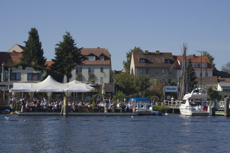 Brandenburg. Werder. Fluss Havel. Restaurant Arielle
2. 10. 2011. Brandenburg. Werder. Fluss Havel. Restaurant Arielle
Schlüsselwörter: Arielle;Brandenburg;Deutschland;Fluss;Germany;Havel;Restaurant;2011;Werder