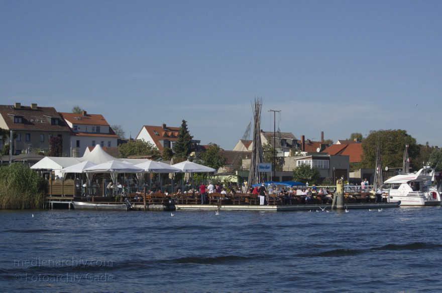 Brandenburg. Werder. Fluss Havel. Restaurant Arielle
2. 10. 2011. Brandenburg. Werder. Fluss Havel. Restaurant Arielle
Schlüsselwörter: Arielle;Brandenburg;Deutschland;Fluss;Germany;Havel;Restaurant;2011;Werder