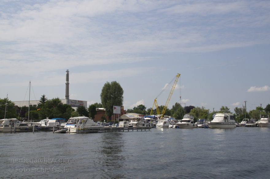 Werder. Fluss Havel. Marina. Yachthafen
9. 6. 2013. Brandenburg. Werder. Fluss Havel. Marina. Yachthafen
Schlüsselwörter: Boote;Brandenburg;Deutschland;Germany;Marina;Motorboote;Werder;2013;Yachthafen