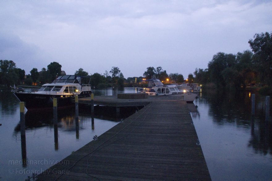 Brandenburg. Werder an der Havel
9. 6. 2013. Brandenburg. Werder. Fluss Havel. Nachtaufnahme. Stadtanleger für Sportboote
Schlüsselwörter: Boote;Brandenburg;Deutschland;Fluss;Germany;Havel;Nacht;Stadtanleger;2013;Werder