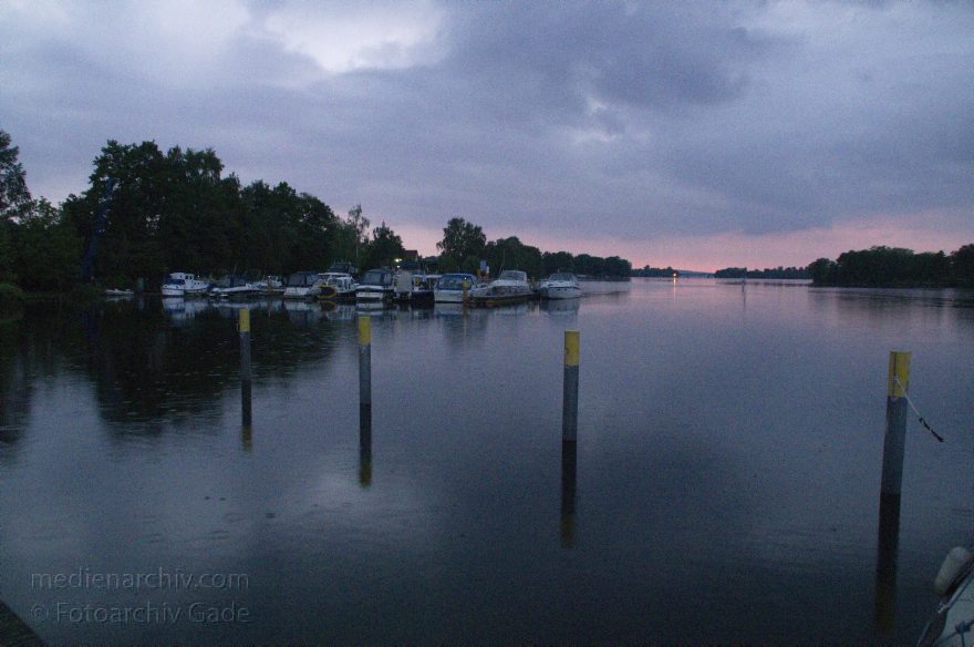 Brandenburg. Werder an der Havel
9. 6. 2013. Brandenburg. Werder. Fluss Havel. Nachtaufnahme.
Schlüsselwörter: Brandenburg;Deutschland;Fluss;Germany;Havel;Nacht;2013;Werder