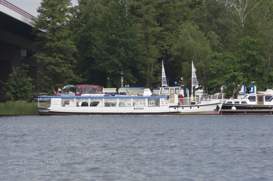 Brandenburg. Werder. Ausflugsdampfer MS Werder am Yachthafen Ringel
9. 6. 2013. Brandenburg. Werder. Boote auf dem Fluss Havel. Ausflugsdampfer MS Werder am Yachthafen Ringel. Marina. Boote.
Schlüsselwörter: Ausflugsdampfer;Boote;Brandenburg;Deutschland;Fahrgastschiffe;Fluss;Germany;Havel;Marina;Motorboote;Werder;2013;Yachthafen