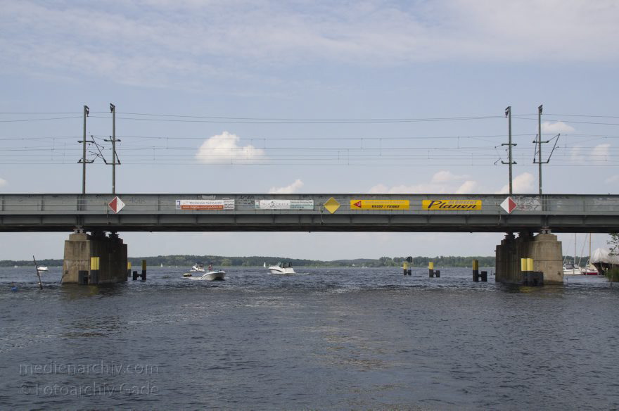 Brandenburg. Werder an der Havel. Eisenbahnbrücke. Großer Zernsee
9. 6. 2013. Brandenburg. Werder. Fluss Havel. Eisenbahnbrücke. Großer Zernsee
Schlüsselwörter: Brandenburg;Brücke;Deutschland;Eisenbahnbrücke;Fluss;Germany;Großer Zernsee;Havel;Werder;2013;Zernsee