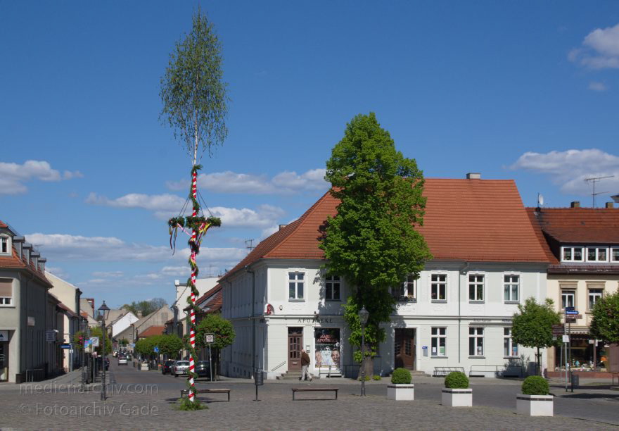 Zehdenick. Maibaum
3. 5. 2014. Brandenburg. Ruppiner Land. Zehdenick. Maibaum
Schlüsselwörter: Brandenburg;Maibaum;Ruppiner Land;2014;Zehdenick
