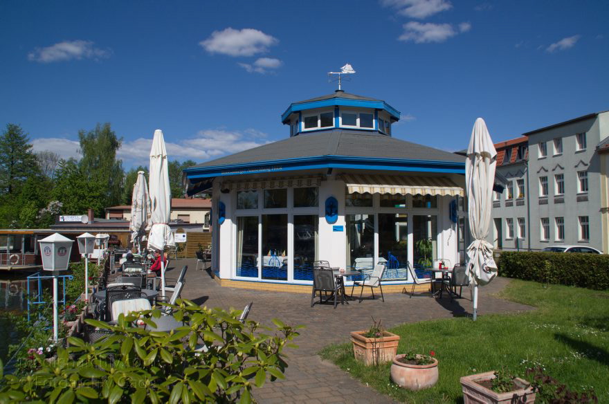 Zehdenick. Restaurant bei einer Marina am Fluss Havel
3. 5. 2014. Brandenburg. Ruppiner Land. Zehdenick. Restaurant bei einer Marina am Fluss Havel
Schlüsselwörter: Brandenburg;Fluss;Havel;Marina;Restaurant;Ruppiner Land;2014;Zehdenick