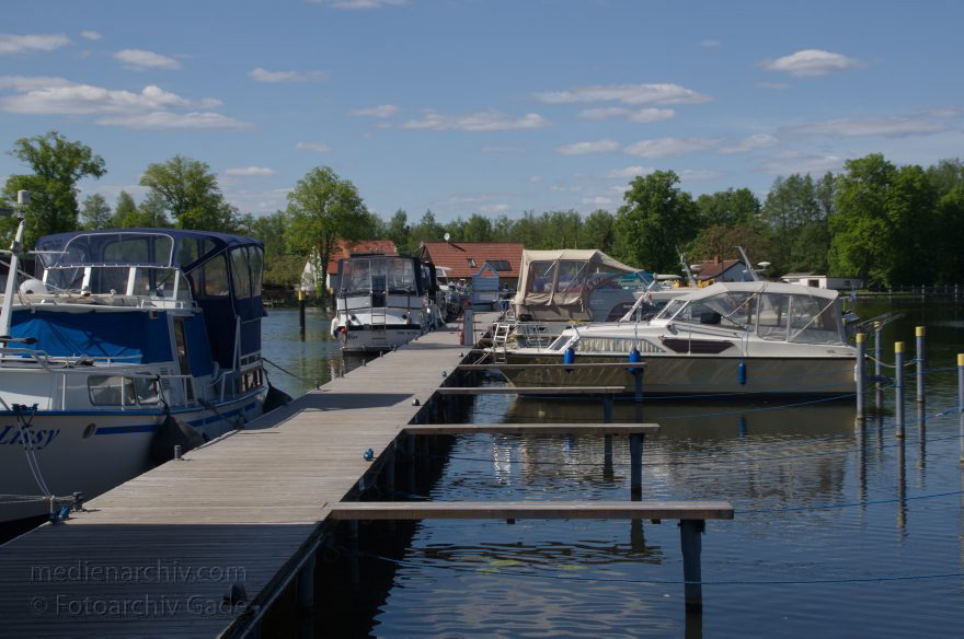 Zehdenick. Marina am Fluss Havel
3. 5. 2014. Brandenburg. Ruppiner Land. Zehdenick. Marina am Fluss Havel. Boote. Liegeplatz. Hafen.
Schlüsselwörter: Boote;Brandenburg;Fluss;Havel;Liegeplatz;Marina;Ruppiner Land;2014;Zehdenick
