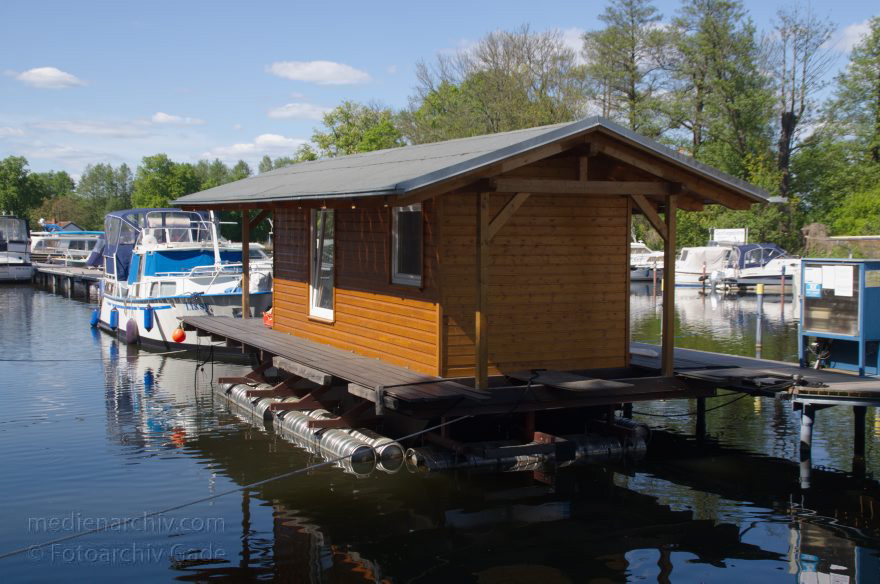 Zehdenick. Marina am Fluss Havel. Hausboot
3. 5. 2014. Brandenburg. Ruppiner Land. Zehdenick. Marina am Fluss Havel. Boote. Liegeplatz. Hafen. Hausboot mit Schwimmgestell aus Bierfässern
Schlüsselwörter: Boote;Brandenburg;Fluss;Havel;Liegeplatz;Marina;Ruppiner Land;2014;Zehdenick