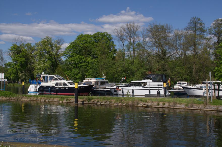 Zehdenick. Marina am Fluss Havel
3. 5. 2014. Brandenburg. Ruppiner Land. Zehdenick. Marina am Fluss Havel. Boote. Liegeplatz. Hafen.
Schlüsselwörter: Boote;Brandenburg;Fluss;Havel;Liegeplatz;Marina;Ruppiner Land;2014;Zehdenick