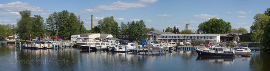 Zehdenick. Marina am Fluss Havel
3. 5. 2014. Brandenburg. Ruppiner Land. Zehdenick. Marina Zehdenick am Fluss Havel. Boote. Liegeplatz. Hafen.
Schlüsselwörter: Boote;Brandenburg;Fluss;Havel;Liegeplatz;Marina;Panorama;Ruppiner Land;2014;Zehdenick
