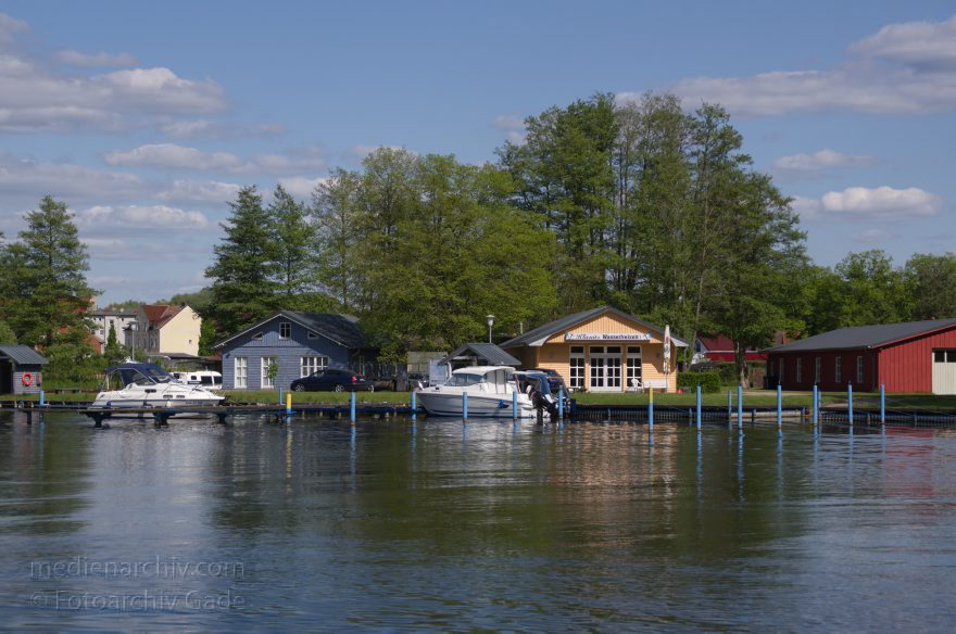 Zehdenick. Marina am Fluss Havel
3. 5. 2014. Brandenburg. Ruppiner Land. Zehdenick. Marina am Fluss Havel. Boote. Liegeplatz. Hafen.
Schlüsselwörter: Boote;Brandenburg;Fluss;Havel;Liegeplatz;Marina;Ruppiner Land;2014;Zehdenick