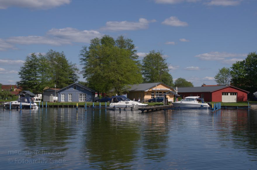Zehdenick. Marina am Fluss Havel
3. 5. 2014. Brandenburg. Ruppiner Land. Zehdenick. Marina am Fluss Havel. Boote. Liegeplatz. Hafen.
Schlüsselwörter: Boote;Brandenburg;Fluss;Havel;Liegeplatz;Marina;Ruppiner Land;2014;Zehdenick