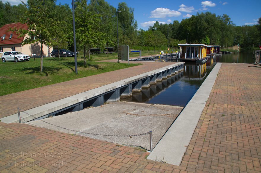 Zehdenick. Mildenberg. Neuer Hafen am Fluss Havel
3. 5. 2014. Brandenburg. Ruppiner Land. Zehdenick. Mildenberg. Neuer Hafen am Fluss Havel
Schlüsselwörter: Boote;Brandenburg;Bunbo;Hafen;Hausboot;Havel;Marina;Mildenberg;Neuer Hafen;Ruppiner Land;Slipanlage;2014;Zehdenick
