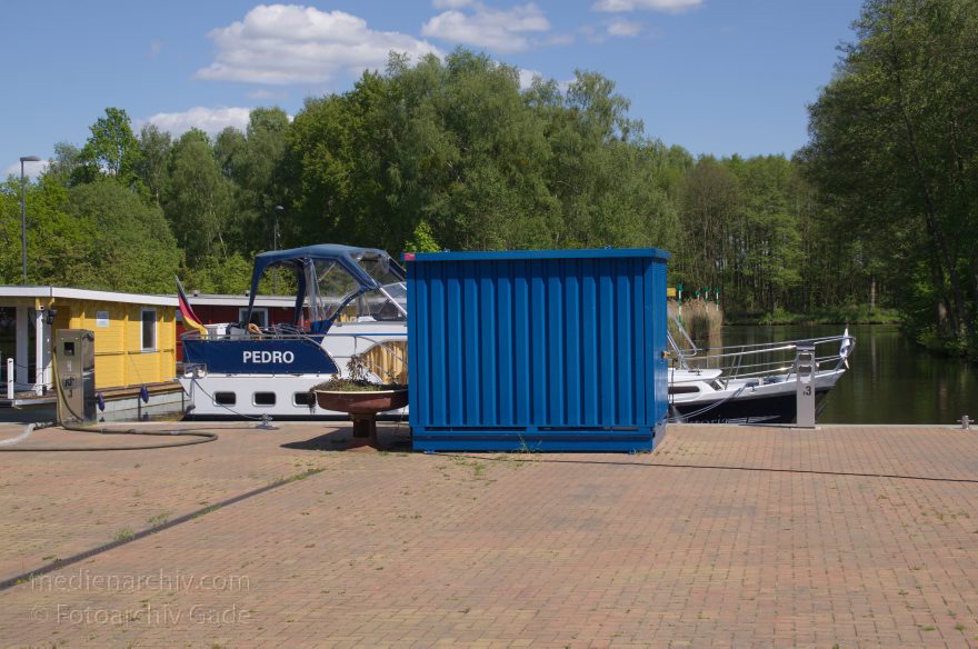 Zehdenick. Mildenberg. Neuer Hafen am Fluss Havel
3. 5. 2014. Brandenburg. Ruppiner Land. Zehdenick. Mildenberg. Neuer Hafen am Fluss Havel. Pedro Verdrägner an der Tankstelle. Boot
Schlüsselwörter: Boote;Brandenburg;Hafen;Havel;Marina;Mildenberg;Neuer Hafen;Ruppiner Land;2014;Zehdenick