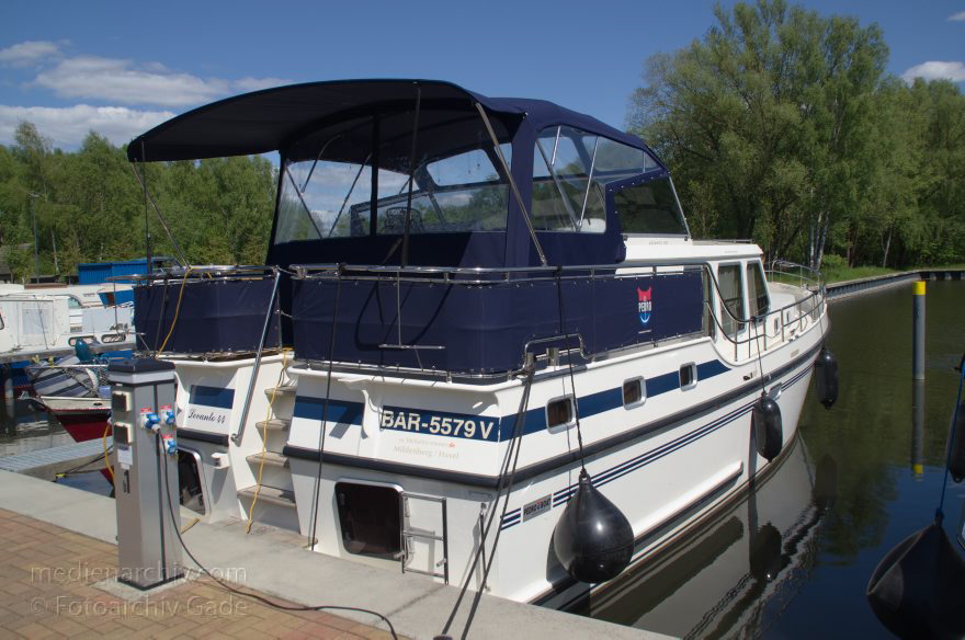 Zehdenick. Mildenberg. Neuer Hafen am Fluss Havel
3. 5. 2014. Brandenburg. Ruppiner Land. Zehdenick. Mildenberg. Neuer Hafen am Fluss Havel. Pedro Motoryacht Levanto 44 von Yachtcharter Römer
Schlüsselwörter: Boote;Brandenburg;Charterboot;Hafen;Havel;Levanto 44;Marina;Mildenberg;Motoryacht;Neuer Hafen;Pedro;Ruppiner Land;Yachtcharter Römer;2014;Zehdenick